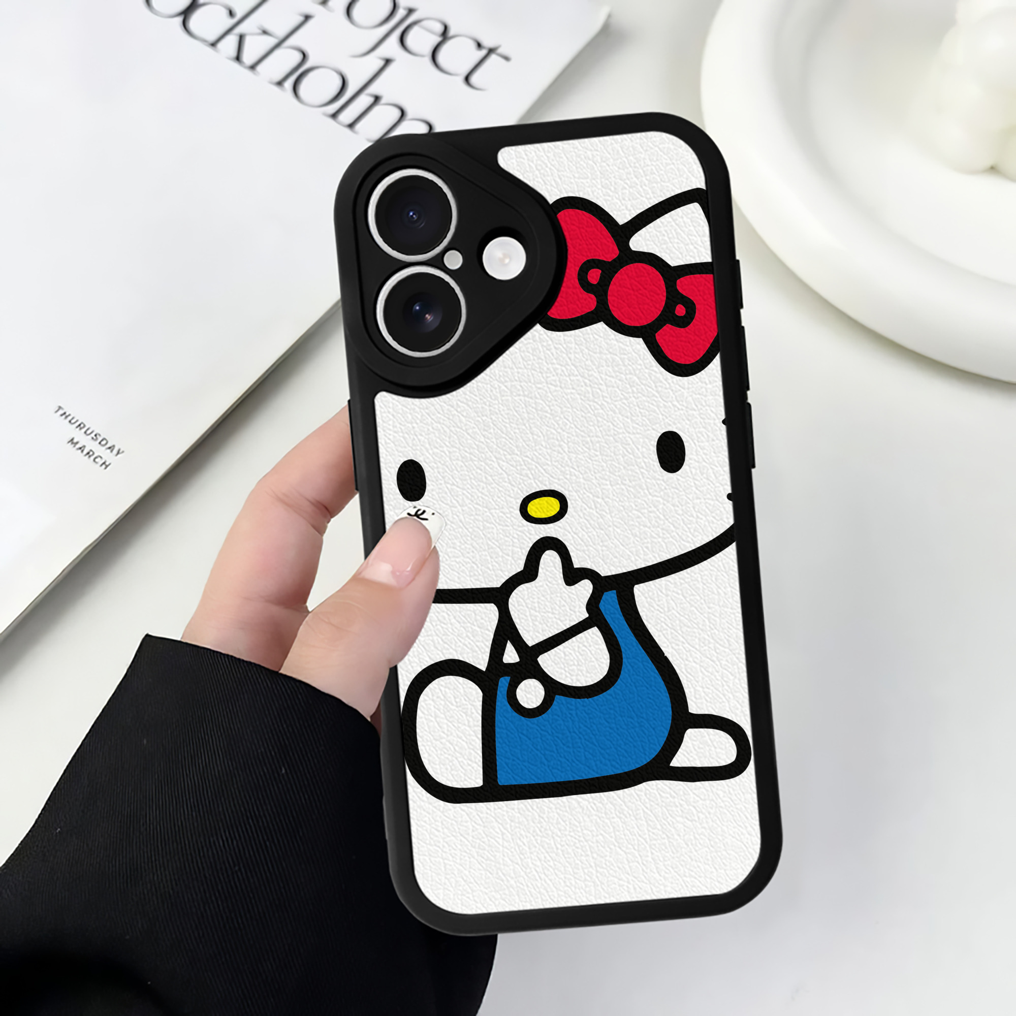 （画像用） Hello Kitty ハローキティ 【iPhone 16シリーズ対応】シリコンスマホケース（レザー調） 材質：シリコン